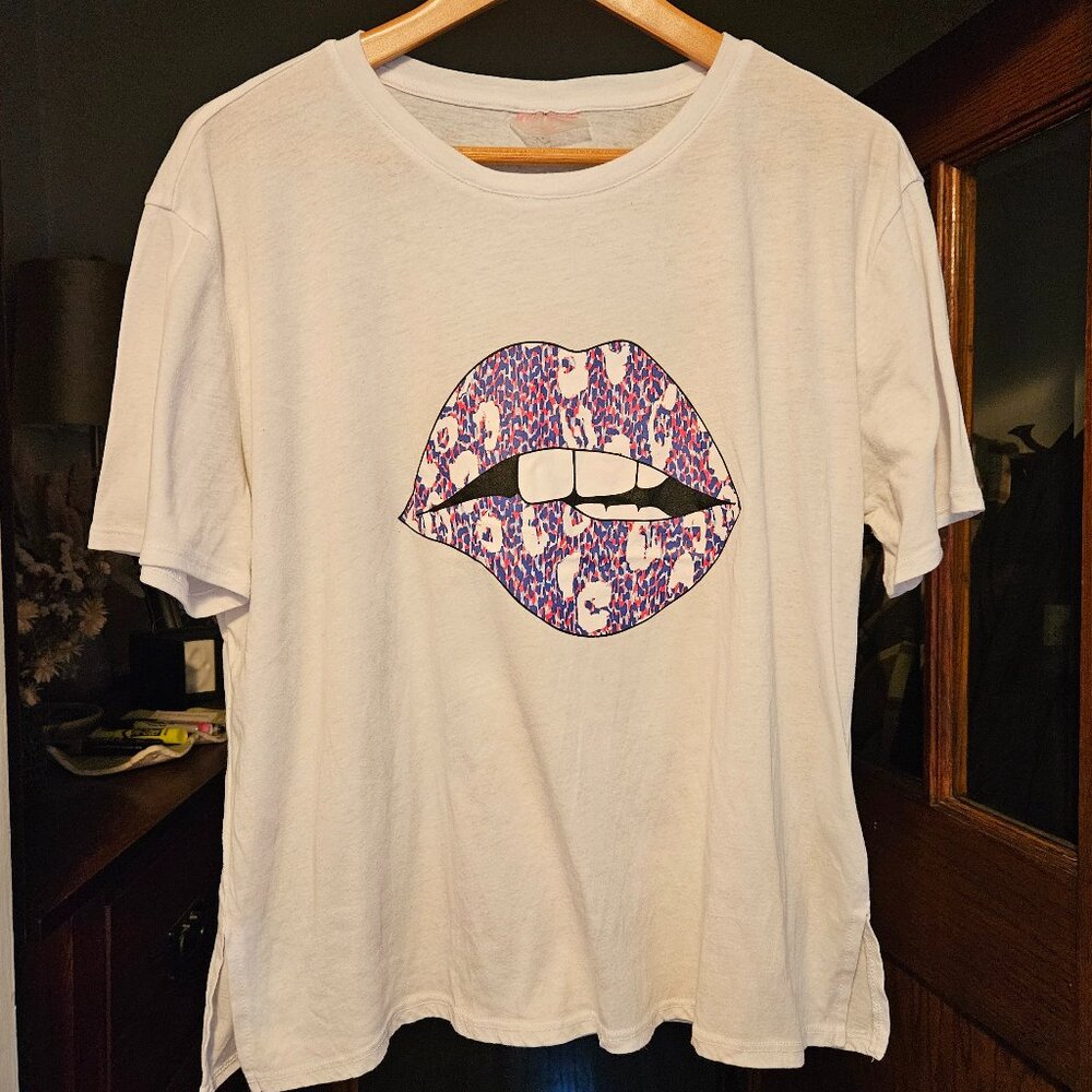 Betsey Johnson Performance Women's Graphic T-Shirt - Size Large
